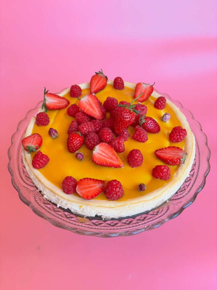 Sernik z mango, truskawkami i malinami
