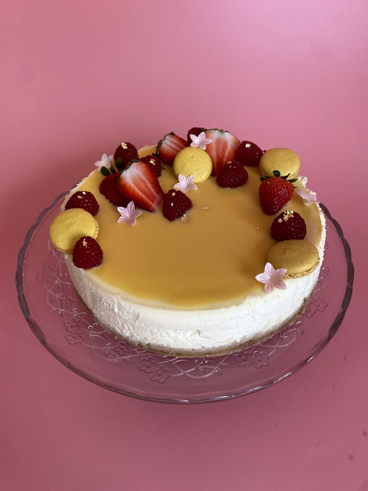Sernik z mango i kwiatami