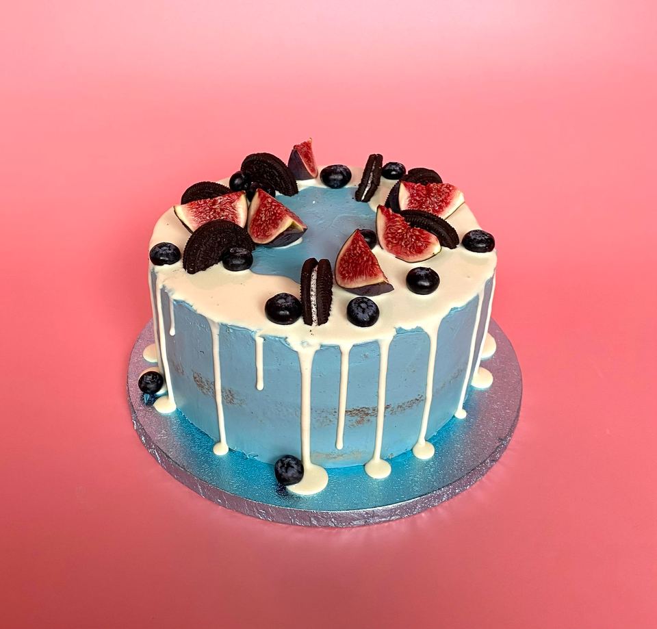 Tort z niebieskim dripem i figami