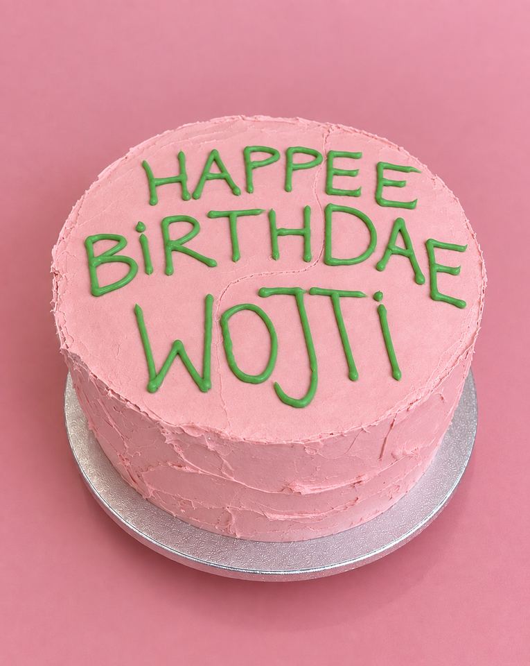 Tort z napisem „Happy Birthday”